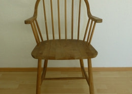 Holzstuhl mit Armlehnen